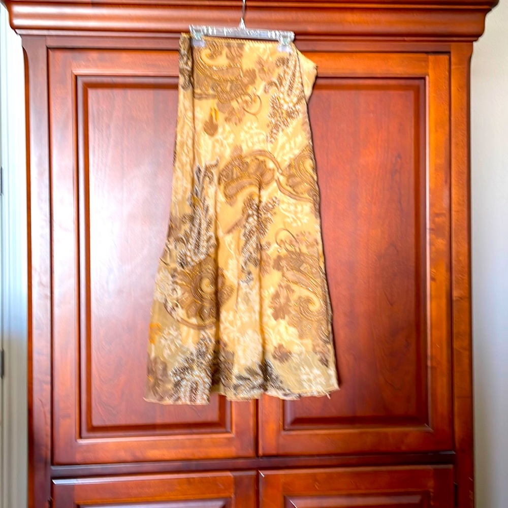 A line chiffon skirt with gold thread